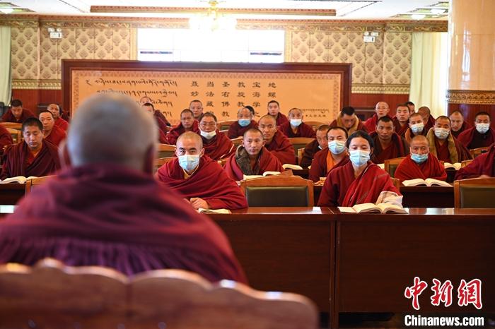 3月23日，記者走進位于拉薩的西藏佛學(xué)院，探訪宗教學(xué)府的新學(xué)期。圖為佛學(xué)院學(xué)員正在上課。<a target='_blank' ></p><p  align=