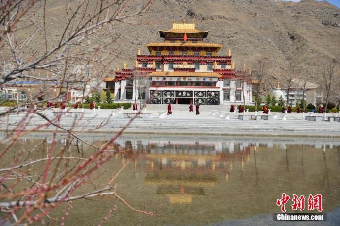 3月23日，西藏佛學(xué)院開學(xué)第二日，<a target='_blank' >中新社</a>記者前往學(xué)院探訪了少年活佛班、尼眾部等，走進了他們的課堂。該學(xué)院有來自藏傳佛教格魯派、寧瑪派等各個教派的僧尼，900余人在此學(xué)習。圖為西藏佛學(xué)院內(nèi)景。<a target='_blank' >中新社</a>發(fā) 貢嘎來松 攝