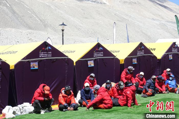 5月9日，登山隊(duì)員在珠峰北坡登山大本營歇息?！∪轿木?攝