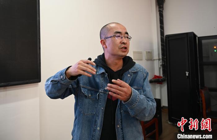 圖為西藏大學(xué)教授寧長(zhǎng)春授課宣講。