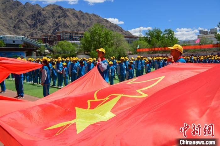 圖為拉薩市堆龍德慶區(qū)堆龍姜昆黃小勇希望小學(xué)學(xué)生在操場(chǎng)入隊(duì)儀式?！∝暩聛硭?攝