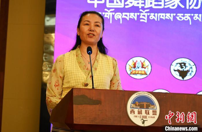 圖為西藏自治區(qū)舞蹈家協(xié)會主席達娃拉姆致辭?！≮w朗 攝