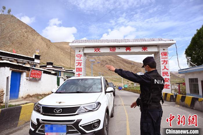 圖為移民管理警察示意司機停車接受檢查?！≮w朗 攝