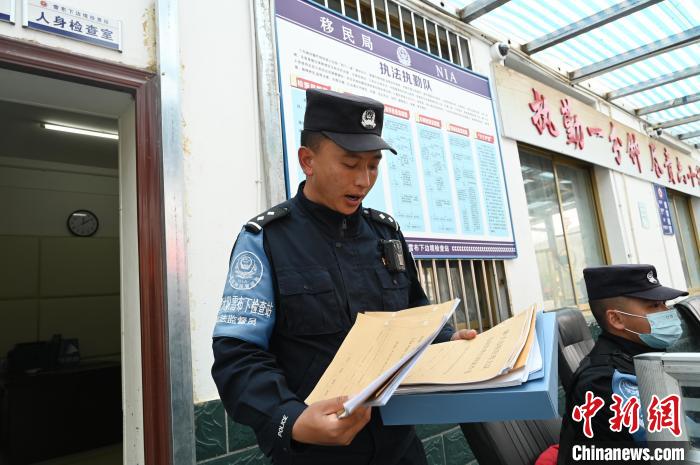 圖為洛桑朗嘎向記者展示卷宗?！≮w朗 攝