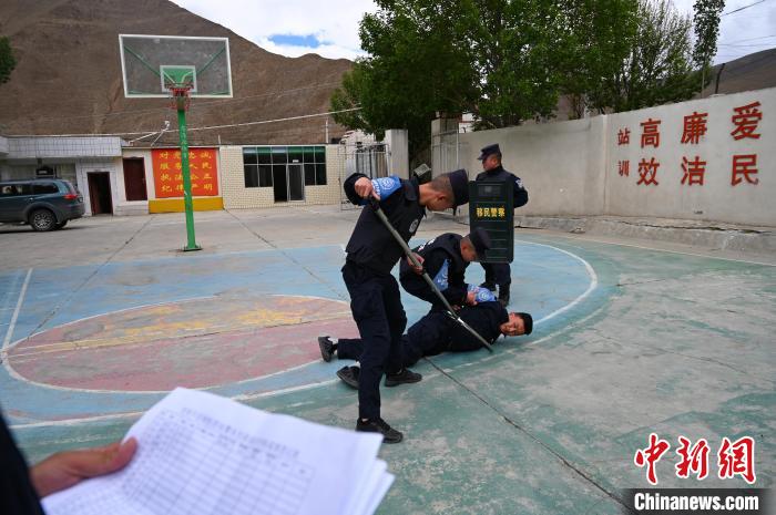 圖為移民管理警察進行警務(wù)技能考核?！≮w朗 攝