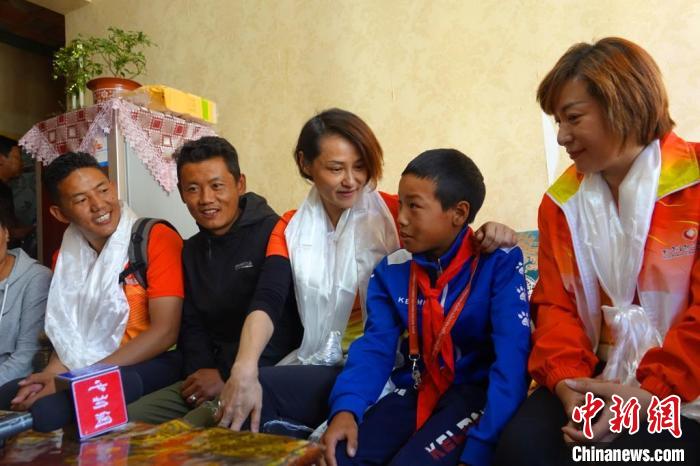 圖為世界冠軍在拉薩進(jìn)行家訪，與青少年運動員聊天?！∪轿木?攝
