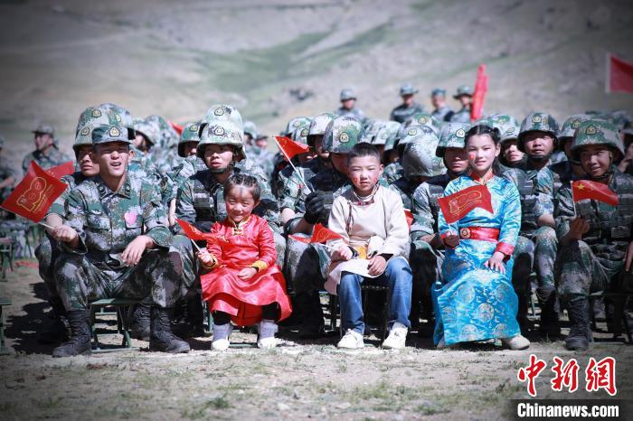 圖為駐地小朋友參加此次活動?！?普布扎西 攝