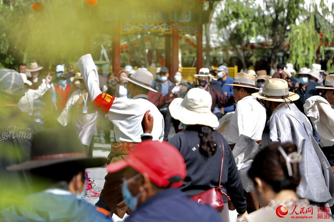 拉薩市民在宗角祿康公園跳鍋莊舞。人民網(wǎng) 次仁羅布攝