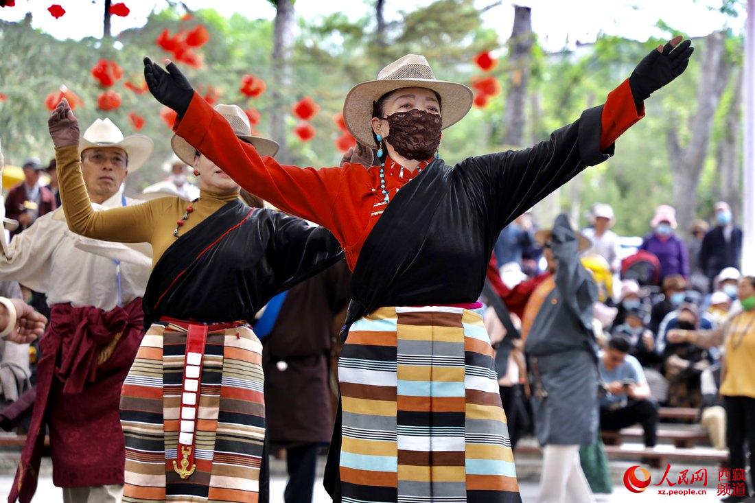 拉薩市民在宗角祿康公園跳鍋莊舞。人民網(wǎng) 次仁羅布攝