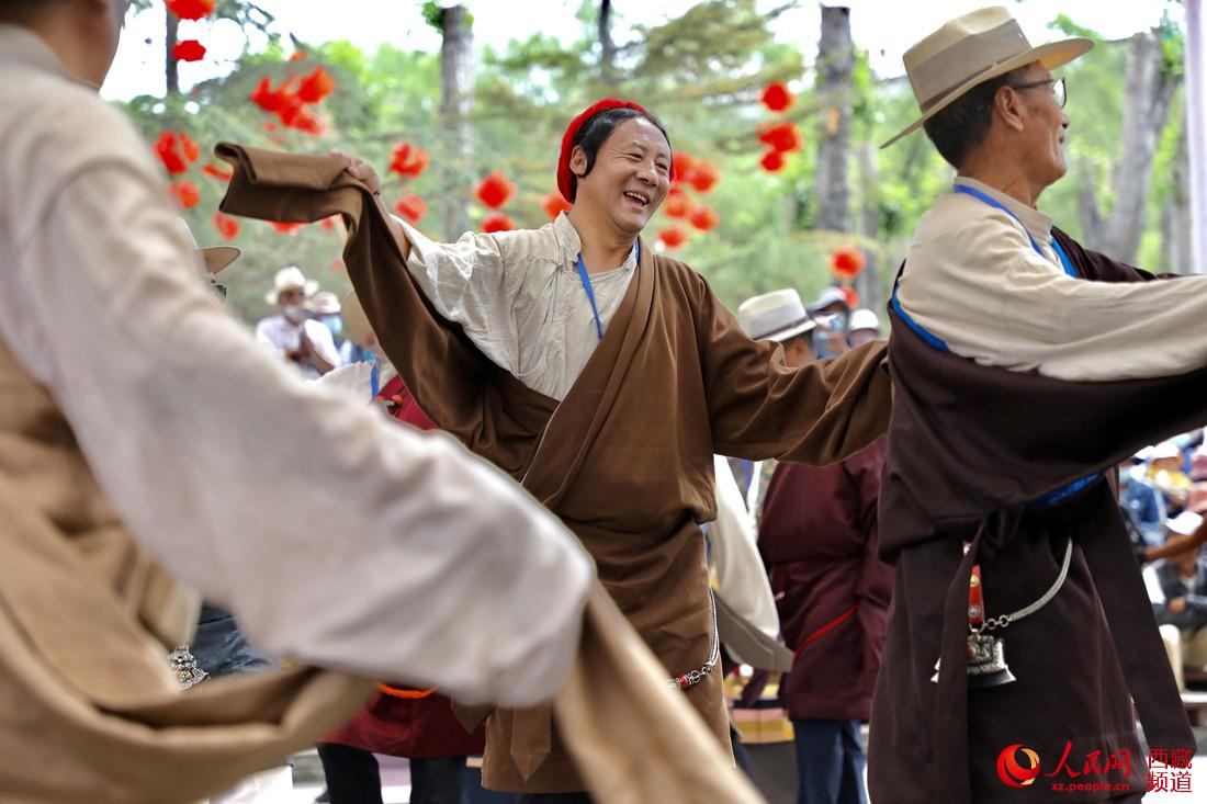 拉薩市民在宗角祿康公園跳鍋莊舞。人民網(wǎng) 次仁羅布攝