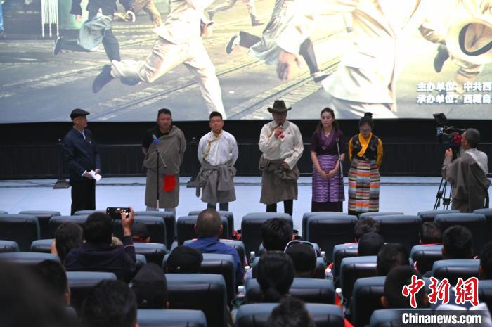 圖為主創(chuàng)人員分享譯制過(guò)程。　趙朗 攝