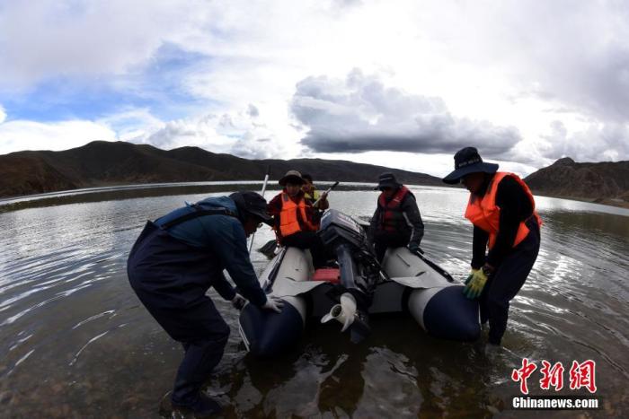 圖為科考隊(duì)員準(zhǔn)備乘快艇前往浪錯(cuò)湖中心開展科考作業(yè)。 <a target='_blank' ><p  align=