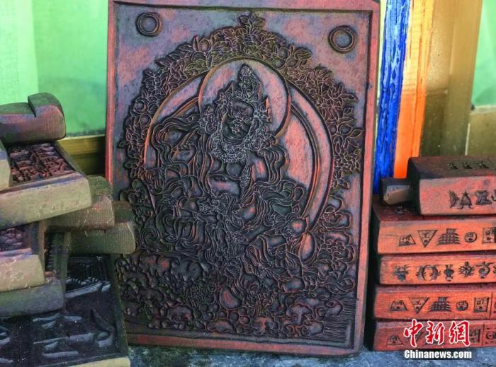 圖為普松雕刻技藝傳承人嘎瑪曲扎創(chuàng)作的雕刻作品。 <a target='_blank' ><p  align=