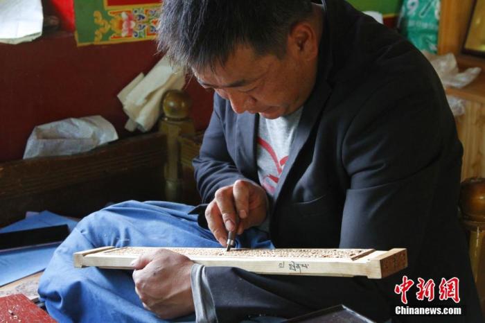圖為7月14日，普松雕刻技藝傳承人嘎瑪曲扎正在家中進行創(chuàng)作。 <a target='_blank' ><p  align=