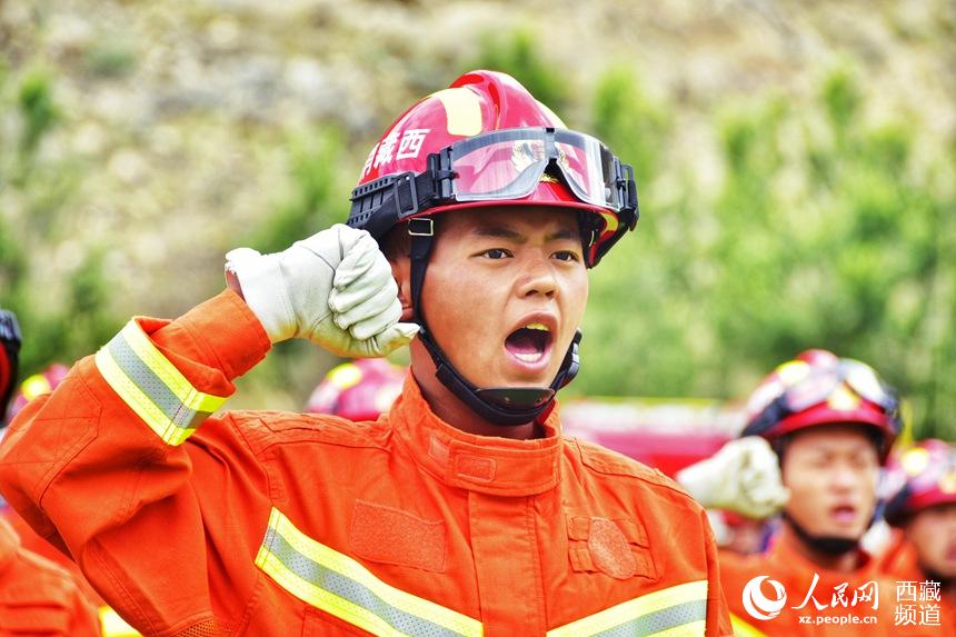 消防指戰(zhàn)員重溫入隊(duì)誓詞。人民網(wǎng) 李海霞 攝
