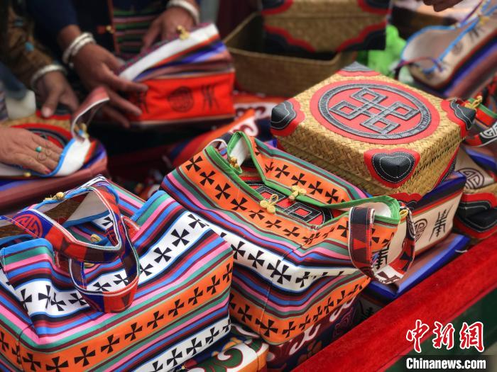 圖為打隆物交會(huì)上售賣(mài)的民族手工藝品?！∪轿木?攝