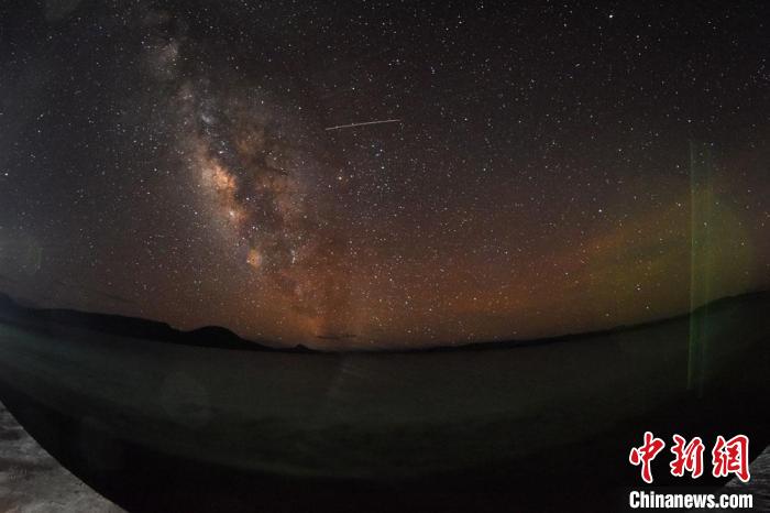 錯(cuò)鄂湖星空璀璨，一顆流星劃過(guò)?！?lt;a target='_blank' ></p><p  align=