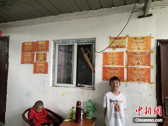周勁名的大女兒和她獲得的獎(jiǎng)狀。彭寧鈴 攝