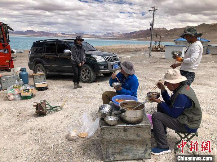 在“世界屋脊”上作業(yè)，中國科考隊員衣、食、住、行有何特色？