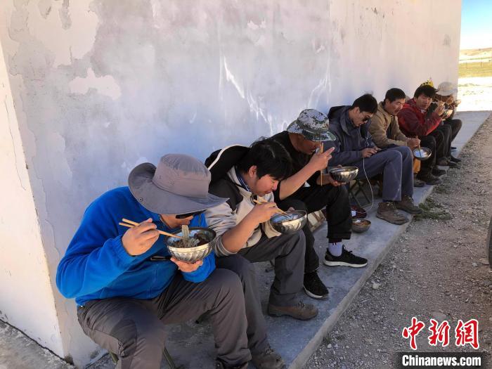 科考隊員在高原湖泊岸邊進餐。　<a target='_blank' ><p  align=