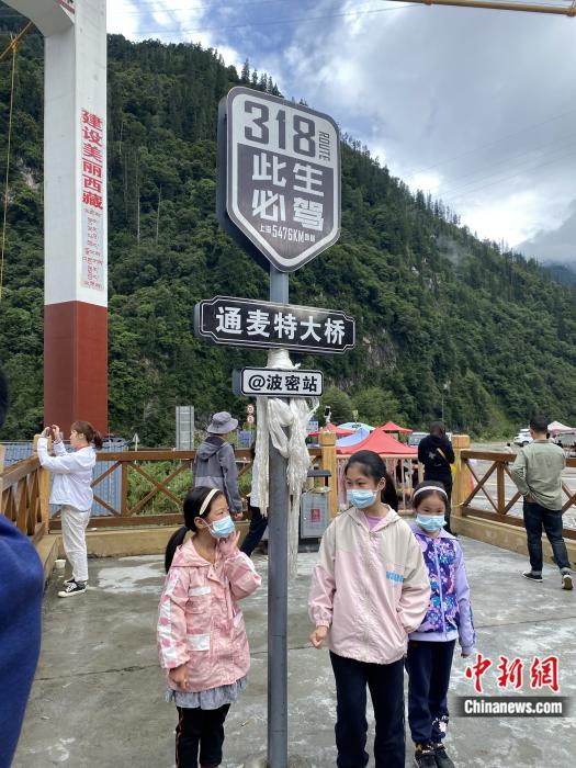 游人在通麥特大橋拍照打卡。彭寧鈴 攝
