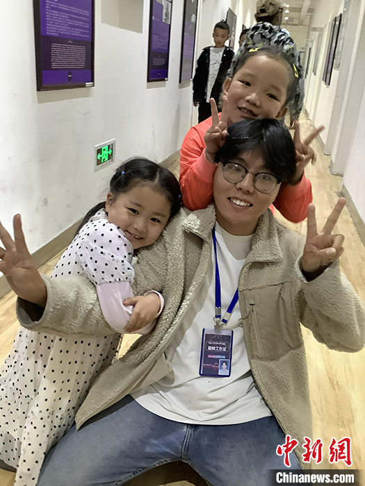 “Z世代”旦真旺加認(rèn)為，拉薩是一座開放與包容的城市，記憶中的拉薩是彩色的。2021年，旦真旺加從浙江大學(xué)漢語言文學(xué)專業(yè)畢業(yè)后，他選擇回到拉薩，成為一名漢語文實習(xí)助教。圖為8月4日，旦真旺加在課間陪學(xué)生玩耍。 <a target='_blank' ><p  align=