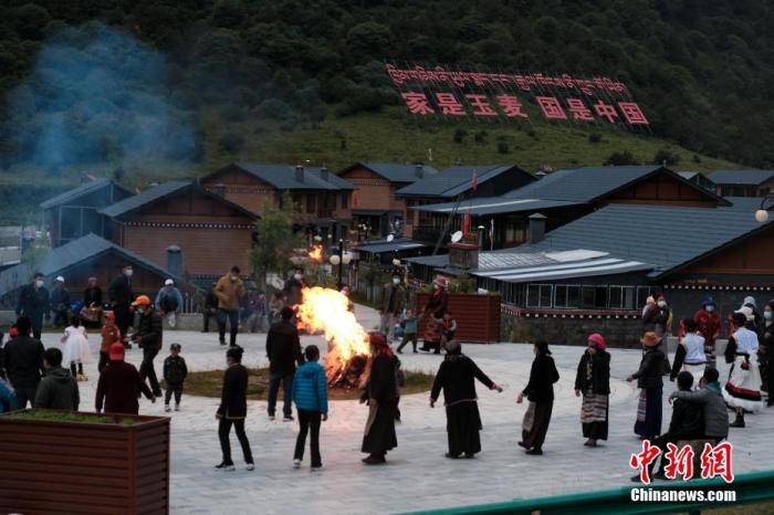 圖為8月5日，玉麥鄉(xiāng)民眾在鄉(xiāng)里跳鍋莊舞，從前的“三人鄉(xiāng)”熱鬧起來了。 <a target='_blank' ></p><p  align=