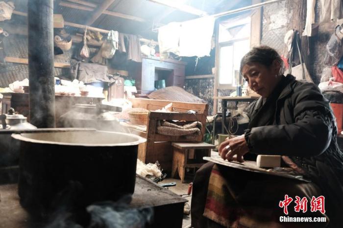 圖為8月6日，60歲的卓嘎在玉麥鄉(xiāng)牧場放牧點(diǎn)制作奶渣。 <a target='_blank' ></p><p  align=