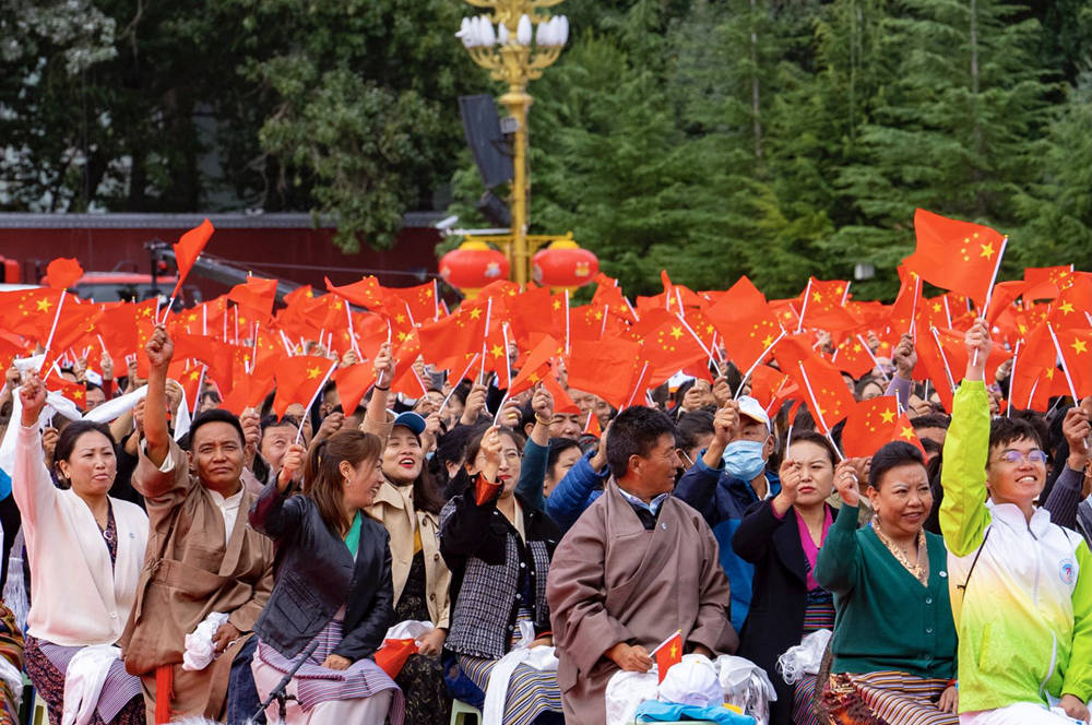 8月19日10時(shí)，慶祝西藏和平解放70周年大會(huì)在拉薩市布達(dá)拉宮廣場(chǎng)隆重舉行。徐馭堯 攝