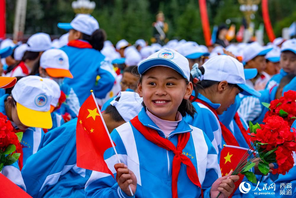8月19日10時(shí)，慶祝西藏和平解放70周年大會(huì)在拉薩市布達(dá)拉宮廣場(chǎng)隆重舉行。徐馭堯 攝