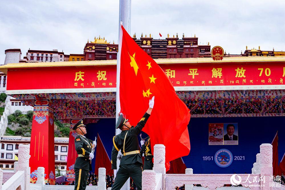 8月19日10時(shí)，慶祝西藏和平解放70周年大會(huì)在拉薩市布達(dá)拉宮廣場(chǎng)隆重舉行。這是大會(huì)舉行升旗儀式。徐馭堯 攝