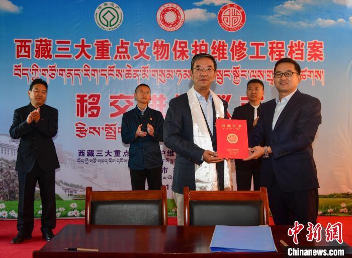 圖為西藏三大重點文物保護維修工程檔案移交進館儀式現(xiàn)場?！∝暩聛硭?攝