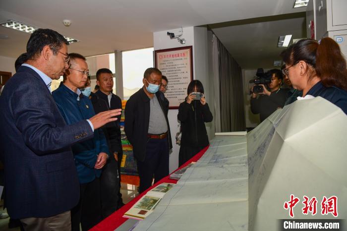 圖為參加西藏三大重點文物保護維修工程檔案移交進館儀式人員參觀布達拉宮手繪圖紙?！∝暩聛硭?攝