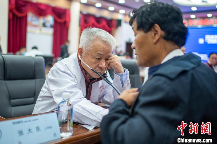 圖為專家團隊在日喀則市開展義診活動?！〉┰雠?攝