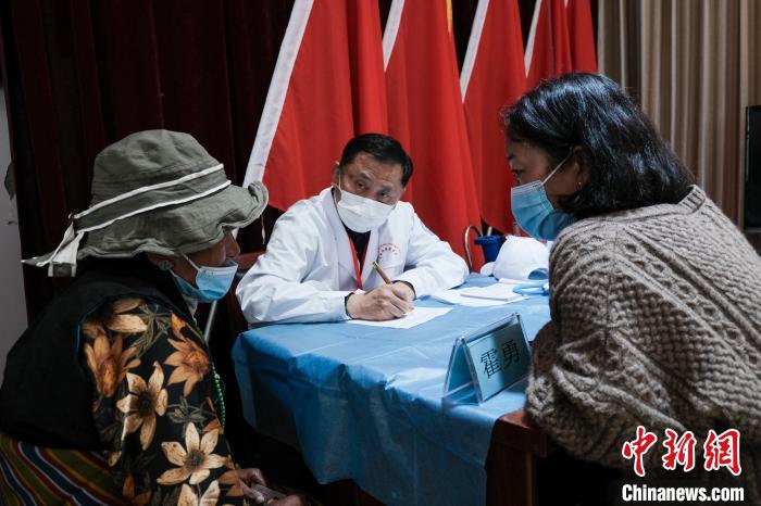 北京大學(xué)第一醫(yī)院教授、主任醫(yī)師霍勇在義診現(xiàn)場(chǎng)接診?！〗w波 攝
