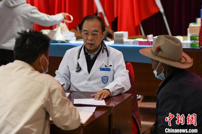 北京大學(xué)人民醫(yī)院心臟中心副主任、博士生導(dǎo)師王偉民為農(nóng)牧民問(wèn)診?！〗w波 攝