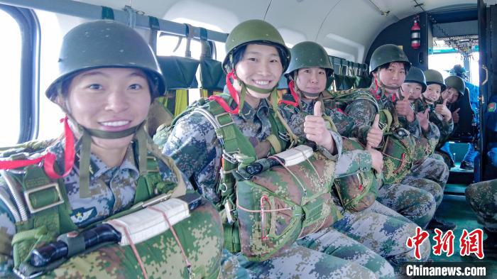圖為女兵們?cè)谥鄙龣C(jī)上準(zhǔn)備跳傘?！⊥跏鰱| 攝