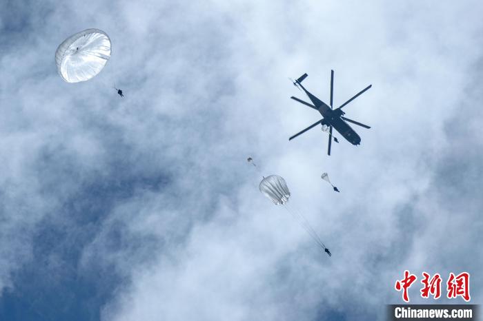 圖為傘降女兵在空中開(kāi)傘?！⊥跏鰱| 攝