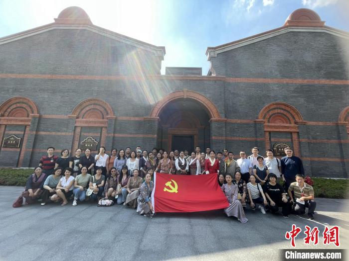 參觀中共一大、二大會址，學(xué)員們回顧了中國共產(chǎn)黨百年大黨的革命歷程?！∪A東師大供圖