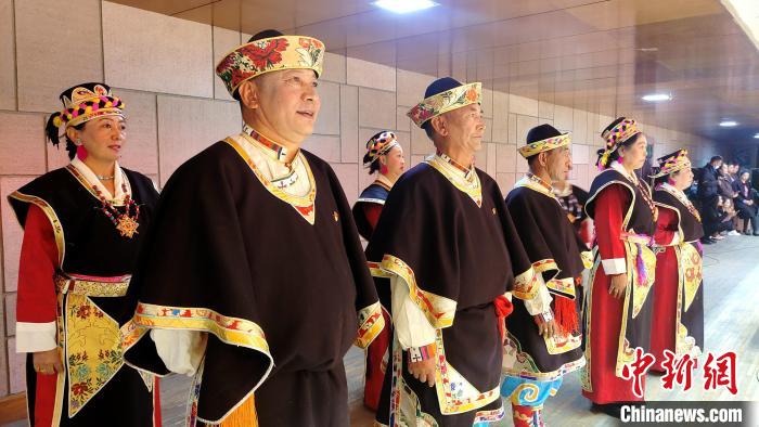 圖為西藏老年舞蹈隊在后臺準(zhǔn)備上場?！∝暽＠?攝