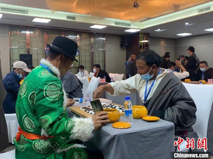 圖為參賽選手正在進(jìn)行藏棋對(duì)弈?！≈x牧 攝