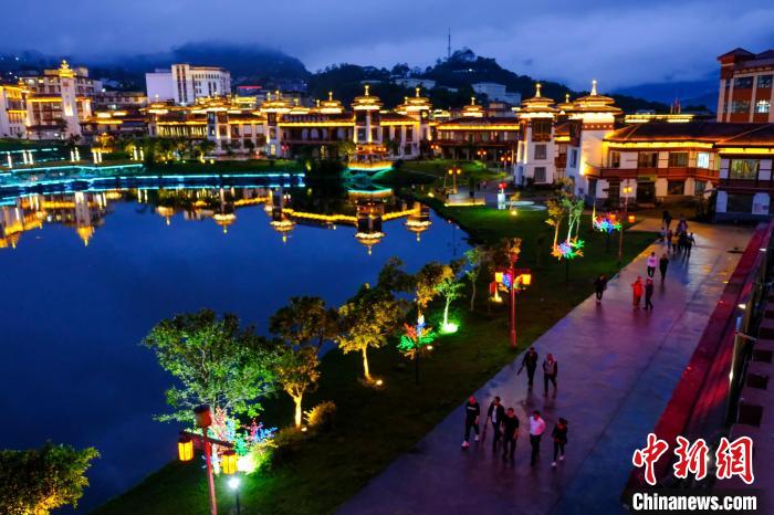 圖為2021年5月18日，西藏自治區(qū)墨脫縣城入夜，昔日的“高原孤島”如今面貌一新。　江飛波 攝