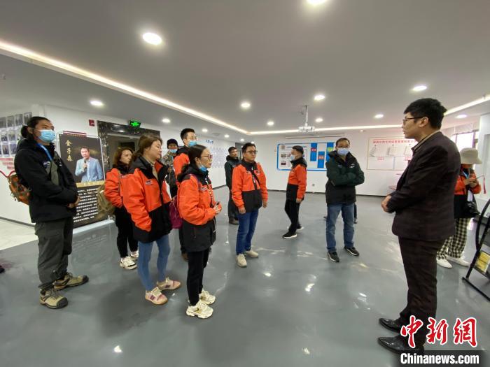 圖為2021瀾湄萬里行中外媒體在昌都新區(qū)采訪?！±罱瓕?攝