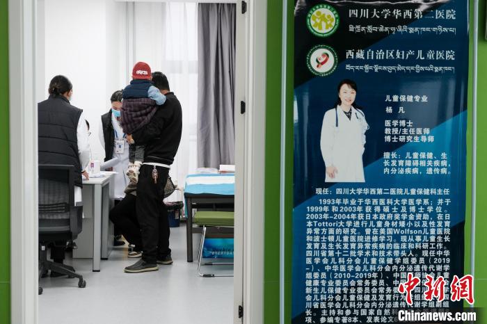 圖為四川大學(xué)華西第二醫(yī)院專家接診?！〗w波 攝