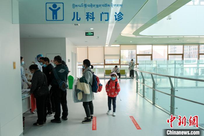圖為兒科義診接診現(xiàn)場(chǎng)?！〗w波 攝