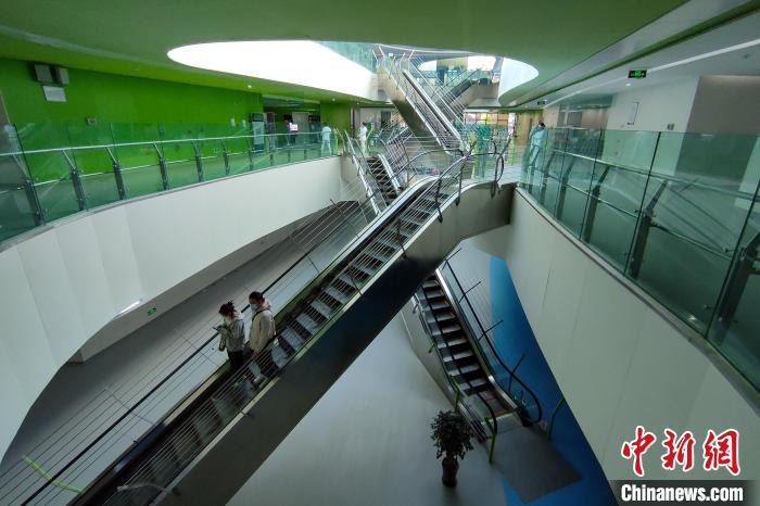 圖為西藏自治區(qū)婦產(chǎn)兒童醫(yī)院內(nèi)景?！〗w波 攝