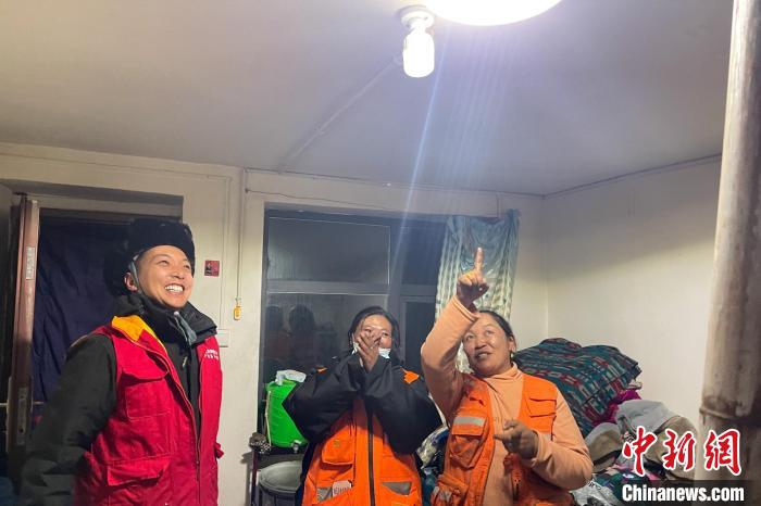 青藏公路109道班接入大網(wǎng)電?！?閆昱翰 　攝