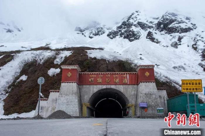 墨脫公路控制性工程——嘎隆拉隧道。上方為嘎隆拉雪山，曾是進入墨脫最大的“攔路虎”。