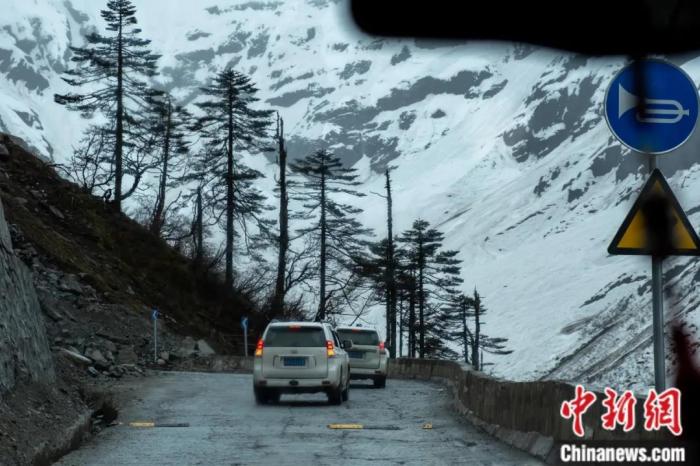 圖為墨脫公路沿線的雪景風(fēng)光。