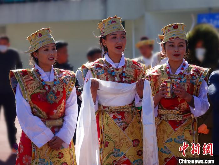 圖為身著節(jié)日盛裝的藏族姑娘?！∪轿木?攝